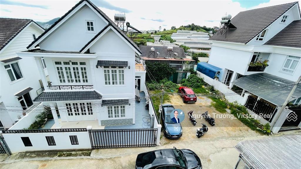 Villa trên đường hùng vương đà lạt diện tích 192m2, ngang 8, dài 23,9 mét 5 phòng ngủ, 4 wc, 3 oto
