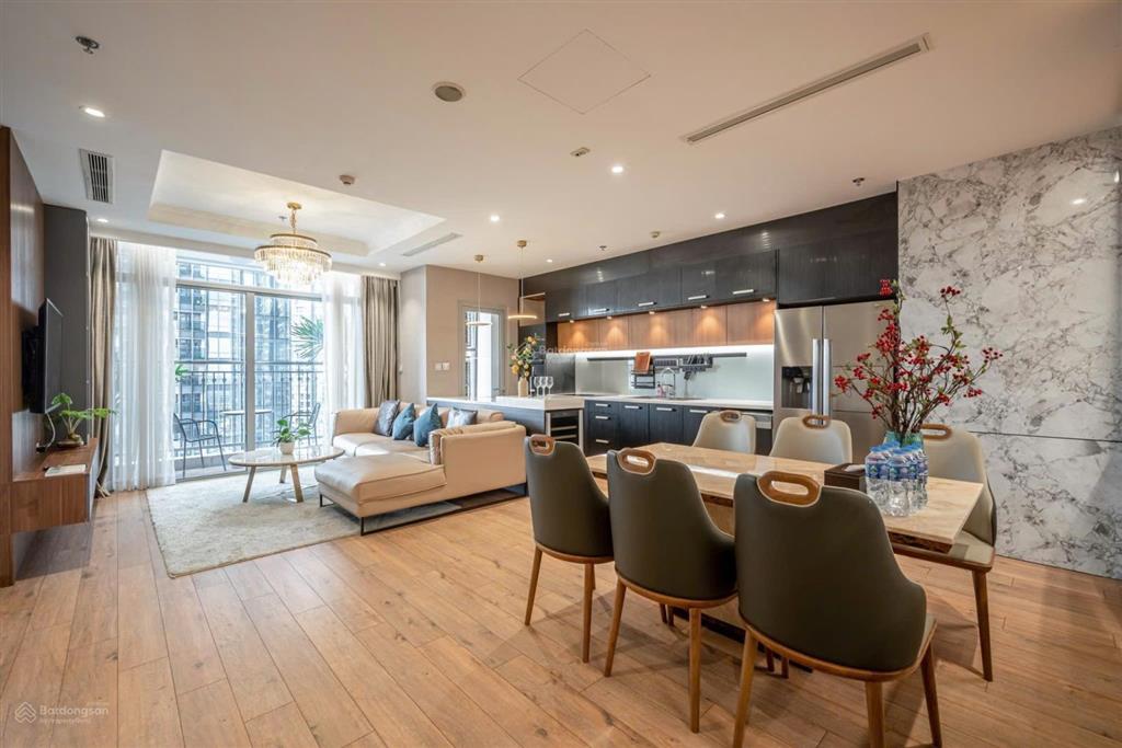 Bán căn hộ vinhomes central park, 4 phòng ngủ, diện tích 140m2, sổ hồng, giá chỉ 18 tỷ