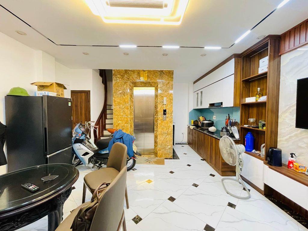 Nhà xây kiên cố, sổ đỏ đầy đủ nhà 30m2 Đống Đa, giá 13.5 tỷ, sổ đỏ chính chủ