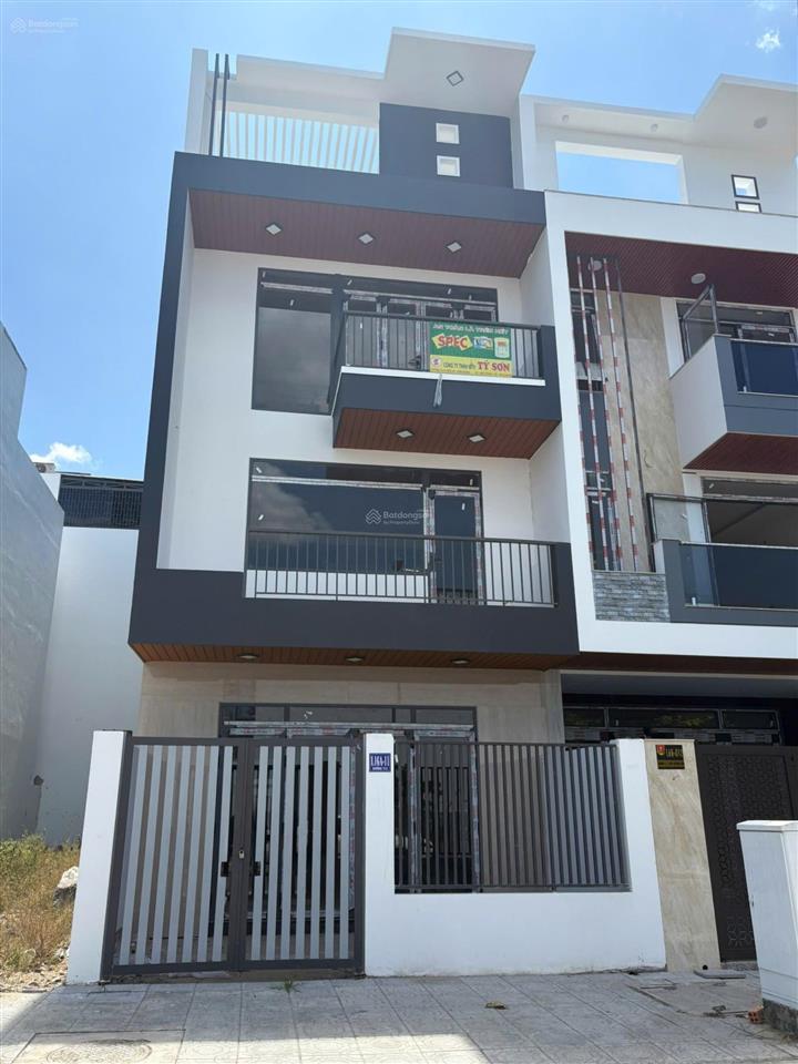Bán nhà thô rộng đẹp, xây dựng chắc chắn, kề đường vành đai 2, view kđt sun group, đẹp ac ạ