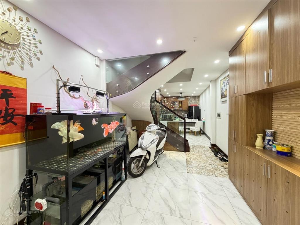 Chính chủ cần bán nhà đội cấn nhà 5 tầng dân xây full nội thất xịn gần phố !