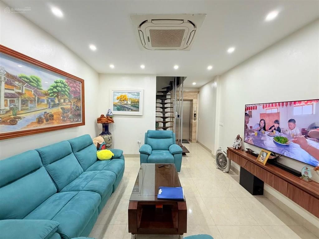 Hot ba đình 6 tầng thang máy cách oto vài chục mét nhà dân xây giá siêu mềm!