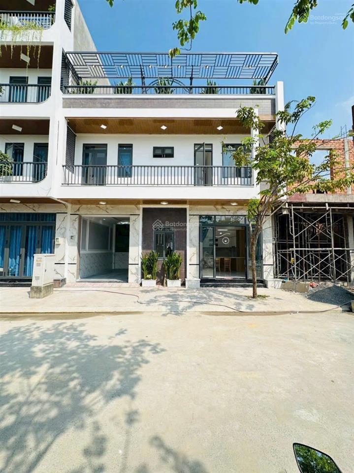 Cần tiền giảm giá bán gấp nhà 1 trệt 1 lầu đường rộng 10m có gara ô tô, sân thượng rộng rãi