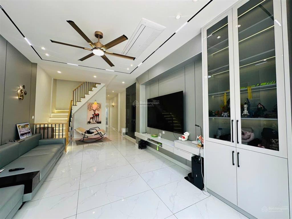 Ngay cây xăng man thiện nhà 2 tầng gần chợ lê văn việt 100m² giá 6,6 tỷ