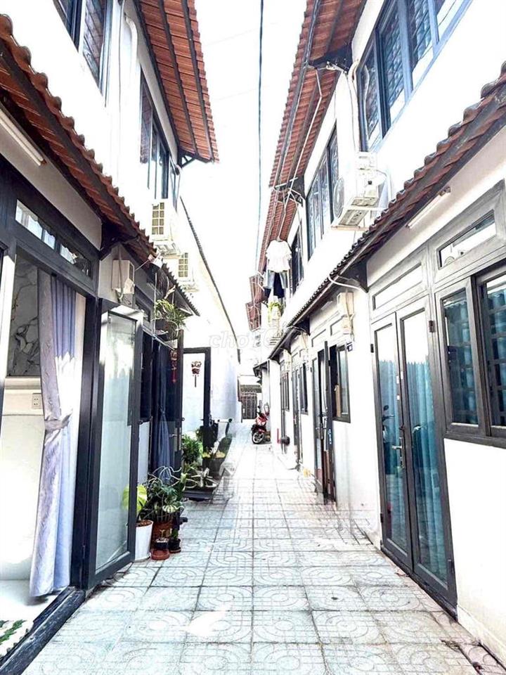 nhà mới sổ hoàn công đối diện trường đh nguyễn tất thành P.apđ Q12