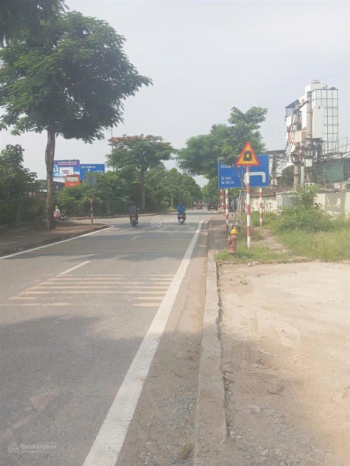 Cc gửi bán lô đất mặt phố 3 mt có thể tách thành 2 hoặc 3 thửa giá chào 155 triệu/m2 thương lượng