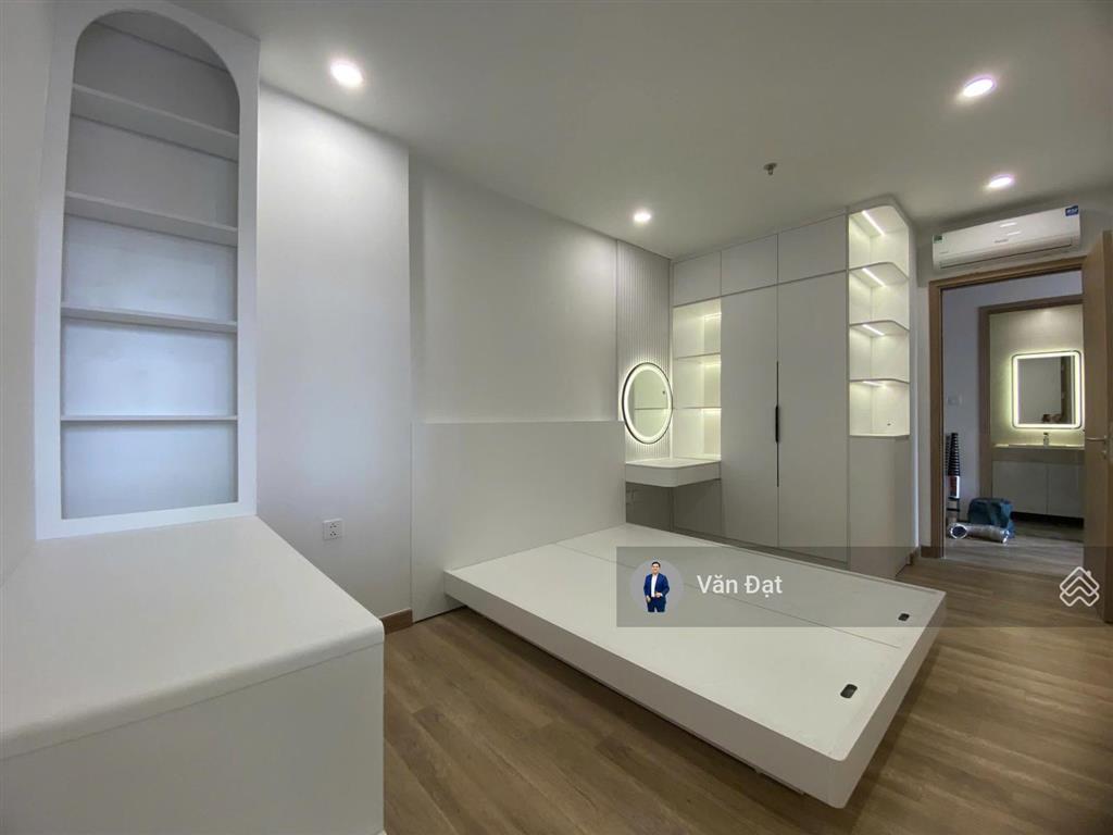 Bán căn 2 ngủ 74m2 full đồ ban công đông nam sẵn sổ chỉ hơn 5 tỷ