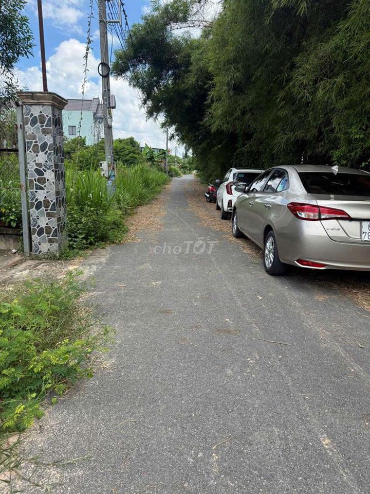 Nhà cấp 4 diện tích 200m2 đường nhựa