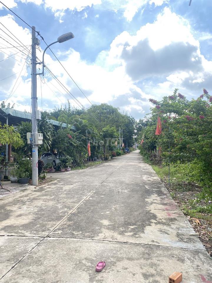 Cần bán lô đất ngay chợ 430tr bao sổ