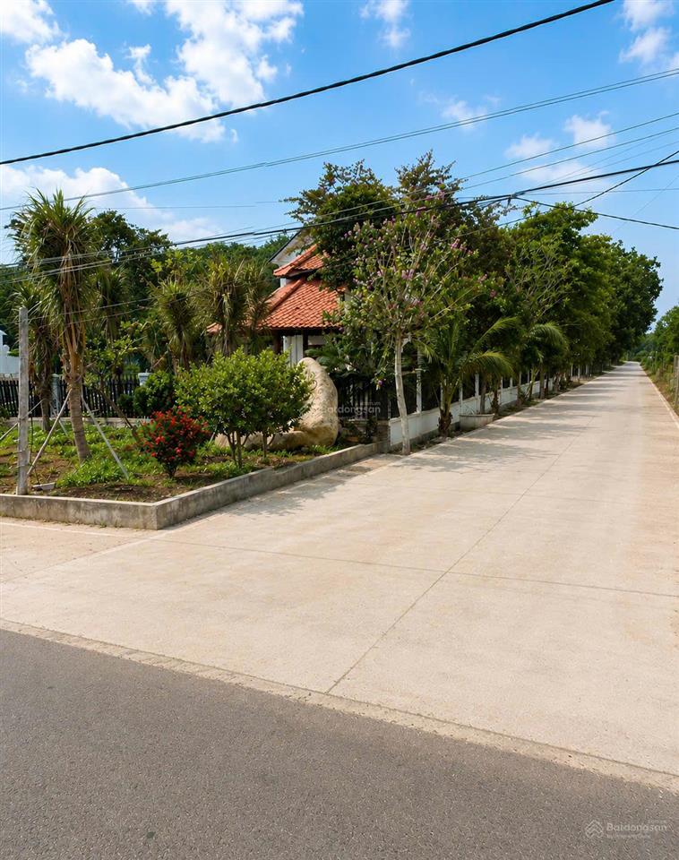 Lô đất ngay trung tâm chơn thành, mặt tiền cao bá quát vào 50m, 272m2 có 60m2 đất odt giá 660 triệu