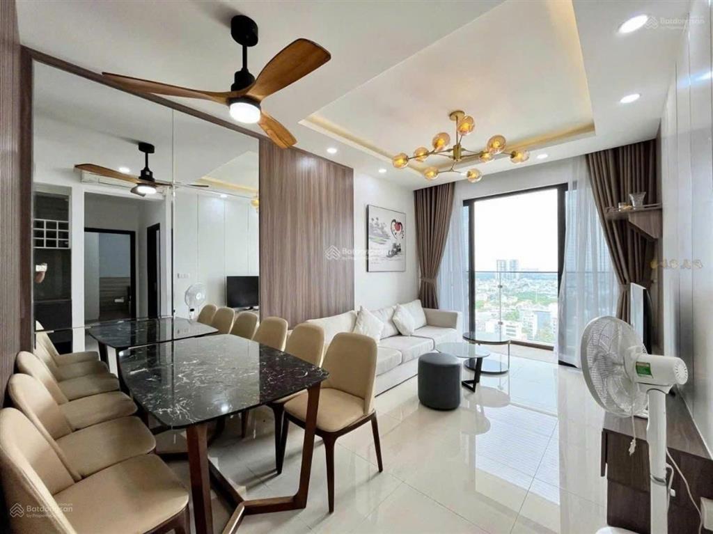 Tôi cần bán căn 2pn đầy đủ nội thất, nhìn trực diện hồ bơi rộng, hướng nam, nhìn trọn công viên