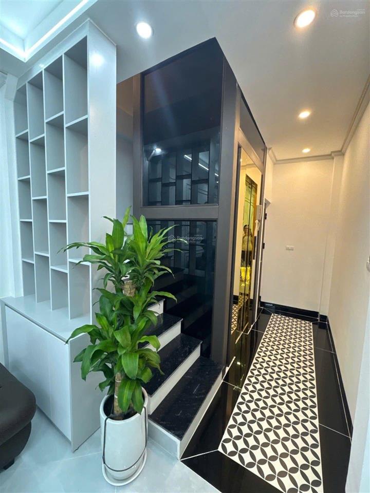 Bạch mai, tạ quang bửu 30m2 5 tầng thang máy nhỉnh 11 tỷ 3 bước ra mặt phố full nội thất