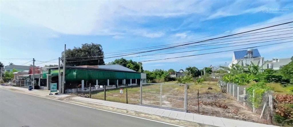 Bán lô đất 15*70m. đường nhựa 20m. giá 600 triệu