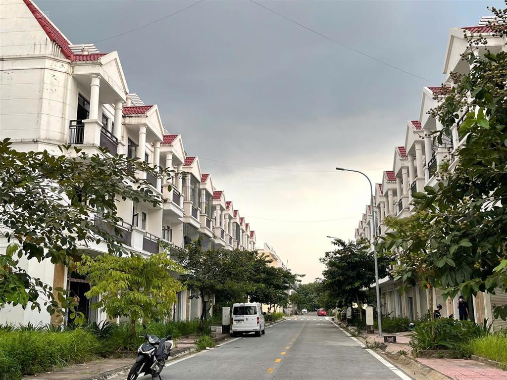 Nhà em bán căn liền kề 75m nhà xây sẵn giá thương lượng trung tâm vsip