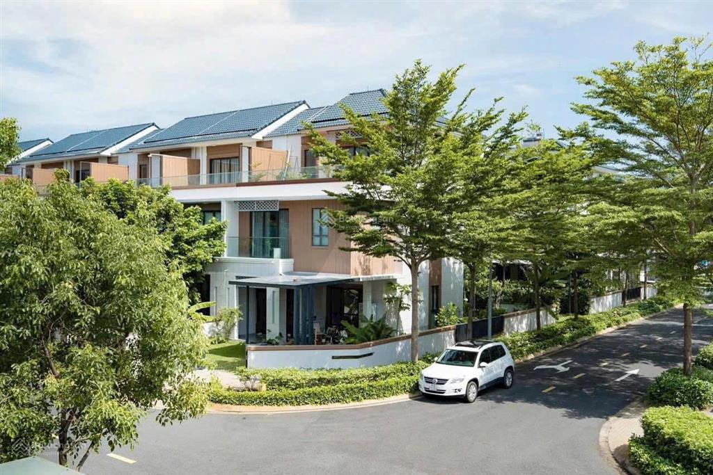 Hot bán căn nhà phố vị trí đẹp gần clubhouse giá hời dự án chỉ một căn hiếm có