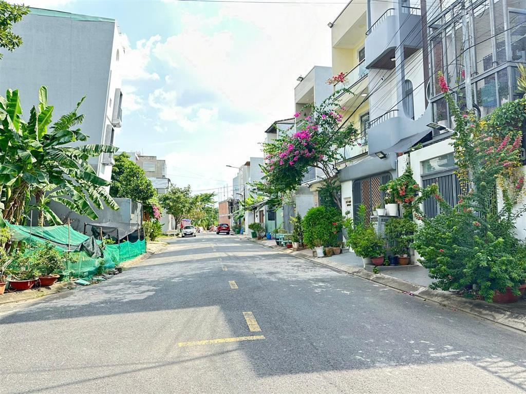 Bán nhà cấp 4, 74m2 giá chỉ 5,7 tỷ hẻm 68 bưng ông thoàn đường thông rộng 12m 0979 606 ***