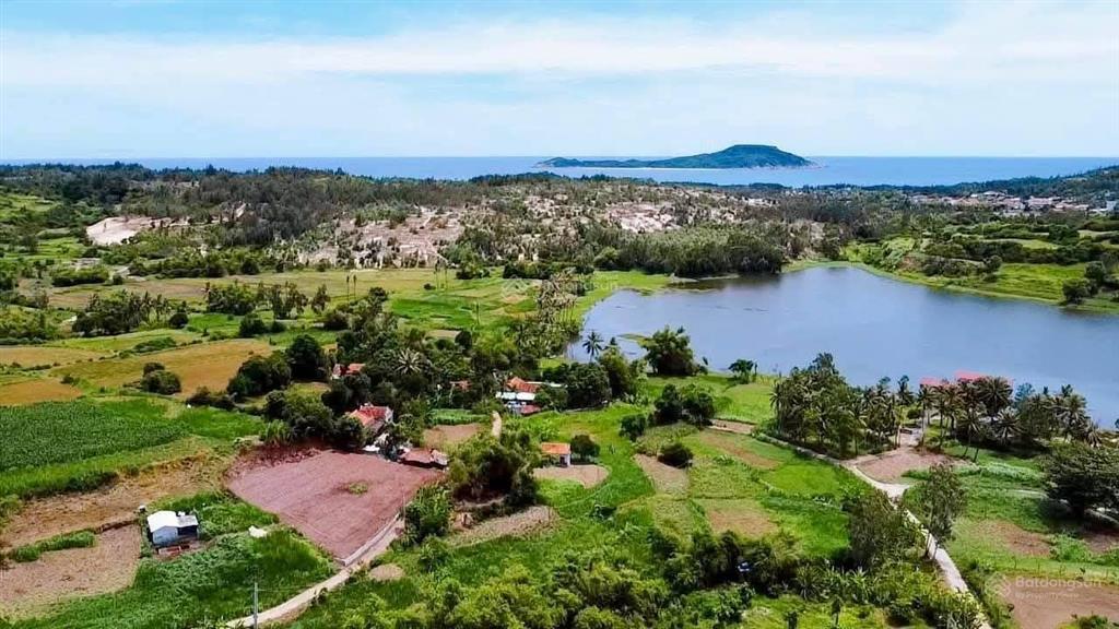 Cần bán lô đất sổ sẵn 1472m2 có thổ cư 1120m2 view hồ đồng môn, gần tuyến đường bộ ven biển