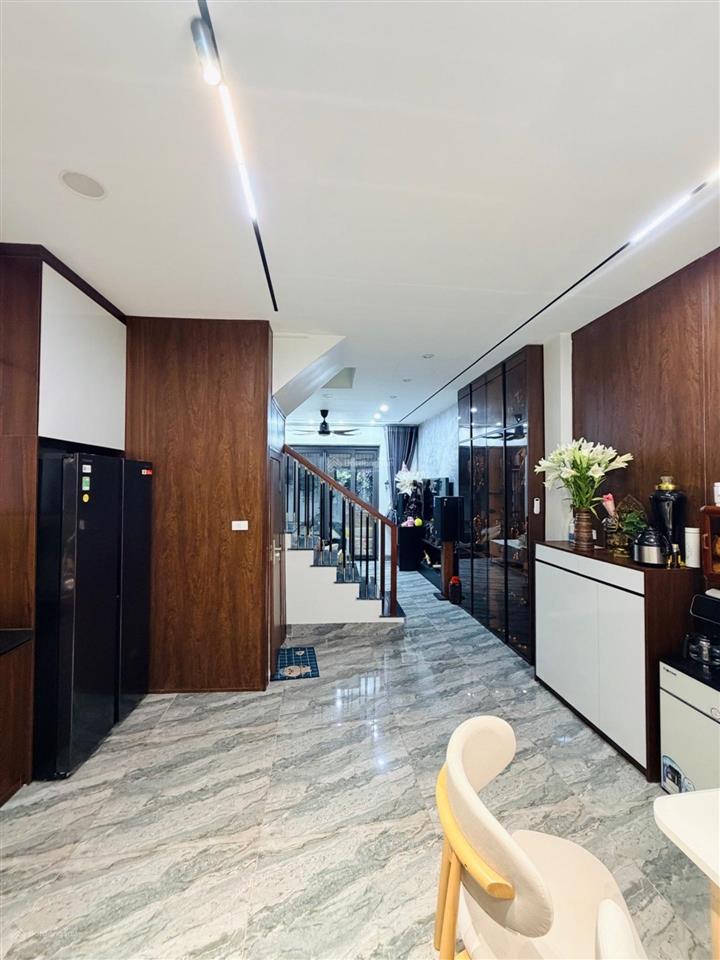 Cần bán gấp nhà gia thụybồ đề 50m2hơn 11 tỷdân xây2 thoángfull nội thất4 ngủsổ vuông