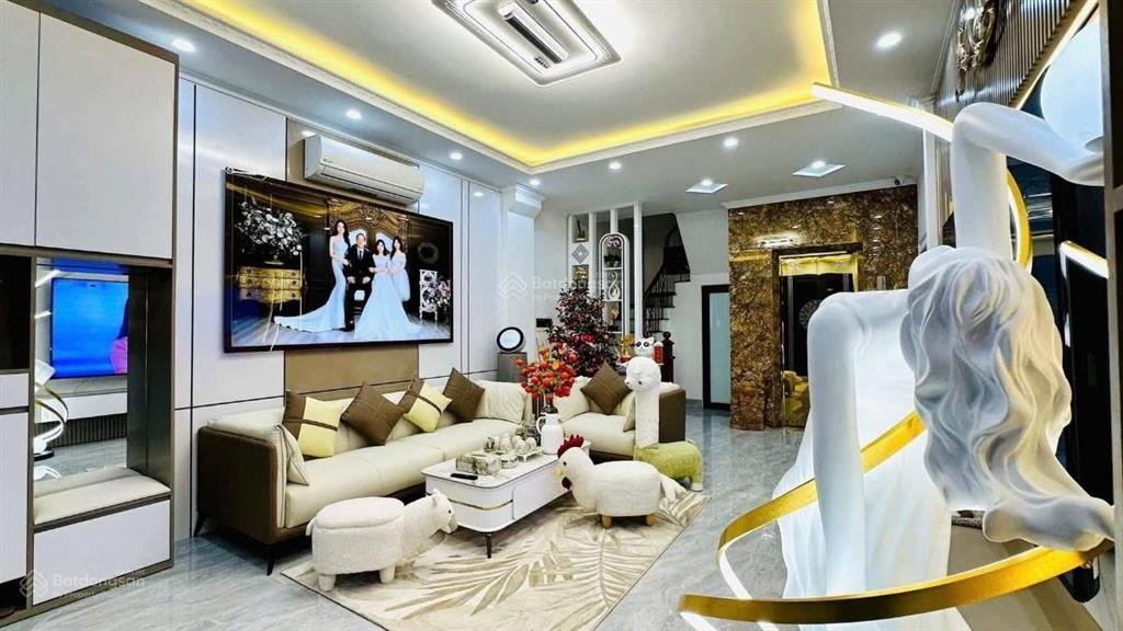 Nhỉnh 7 tỷ! bán nhà đẹp 35m2, 6 tầng thang máy, sát phố ô tô kinh doanh phố phạm văn đồng.