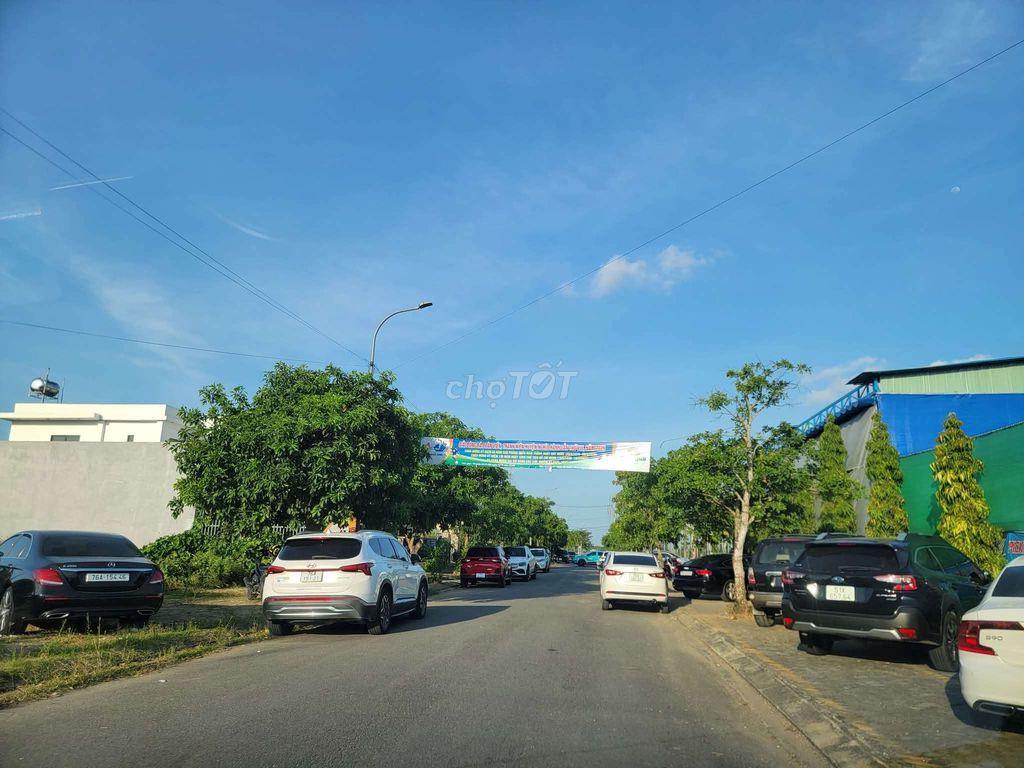 kẹt tiền bán gấp lô đất trục thông, ngay công sân bóng 5x25m chỉ 1,2