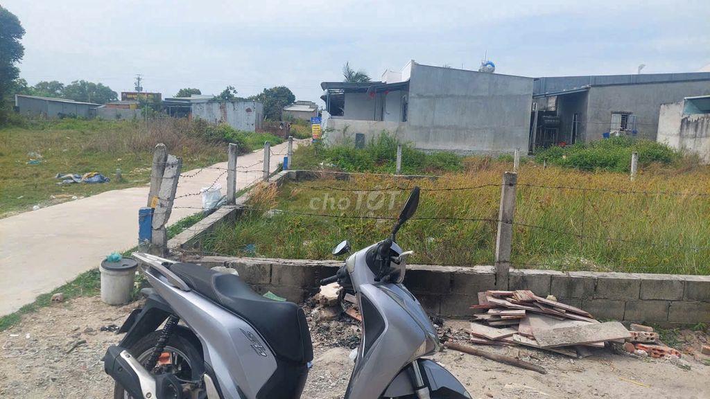 Đất Lagi 100m2, bên hông Chợ Tân Bình