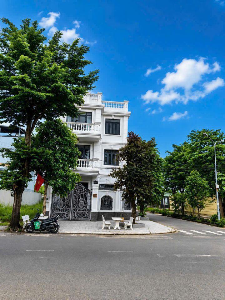 Bưng Ông Thoàn - Nhà đẹp 3,5 tầng - view thoáng 2 mặt tiền đường lớn, dt 8x20m