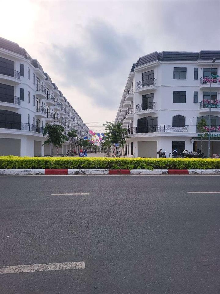 Mặt tiền Quãng Trường Hùng Vương sát Aeon