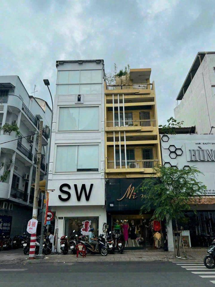 Siêu vị trí! Bán nhà góc 2MT đường Trần Hưng Đạo ngay Đề Thám, Quận 1, DT: 4.2x20m, 3 tầng, giá 60 tỷ.