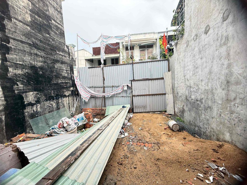 Bán đất tặng nhà đang xây dở