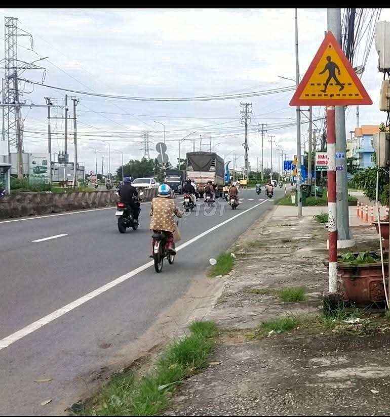 Cần bán nhà MT Quốc lộ 1, phường Long An