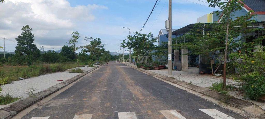 Bán nhà tái định cư hòa phú, 150m2 đất ở 3 phòng ngủ, đường 5,5m.