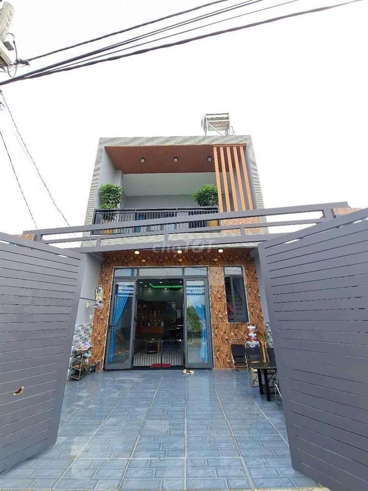 Cần Bán Nhà Mặt Tiền Kênh Nhà Vuông.Nội Thất Đầy Đủ!
