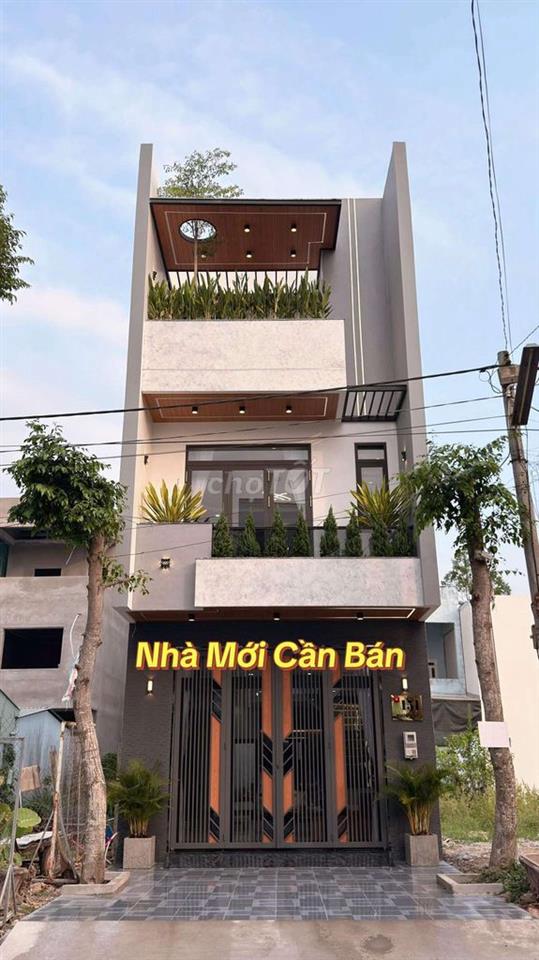 Nhà mới xây cần bán mặt tiền DT741 gần Cổng Xanh