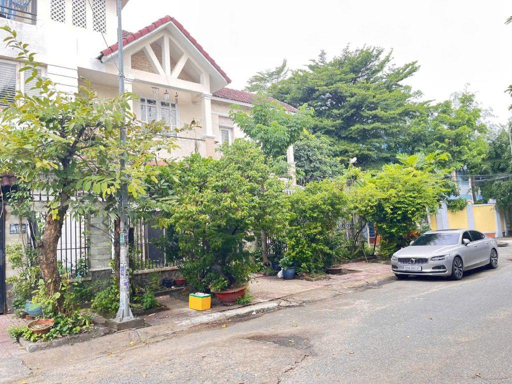 Bán Biệt Thự Góc 2 Mặt Tiền Bình Lợi – 10x20m (Có Hồ Bơi, Sân Vườn, Gara 2 Ô Tô) – 32 Tỷ