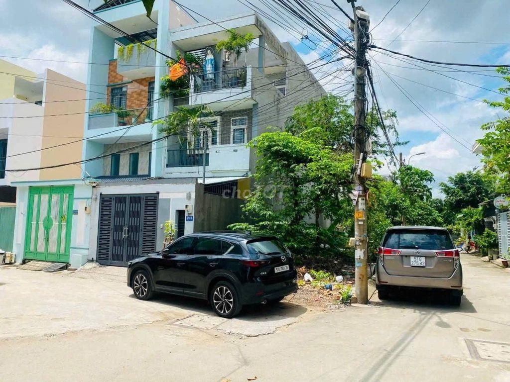 Nhà diện tích lớn 80m2 , xây 3 lầu, Có sân ô tô trong nhà, sẵn sổ