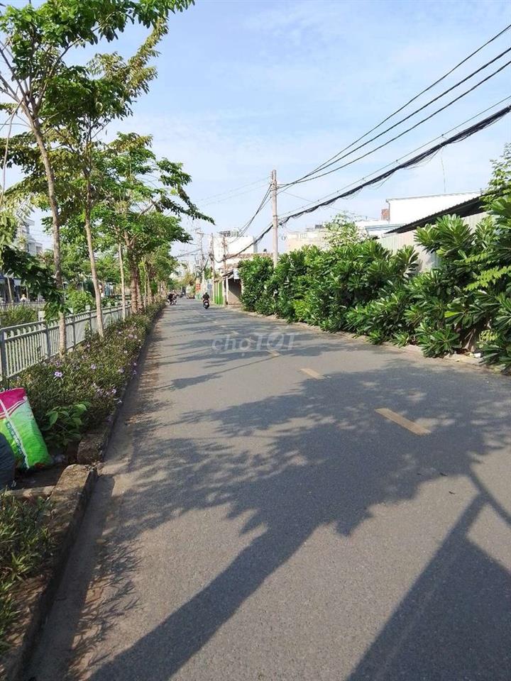 Cần bán đất 2400m mặt tiền khu vực ngã tư ga