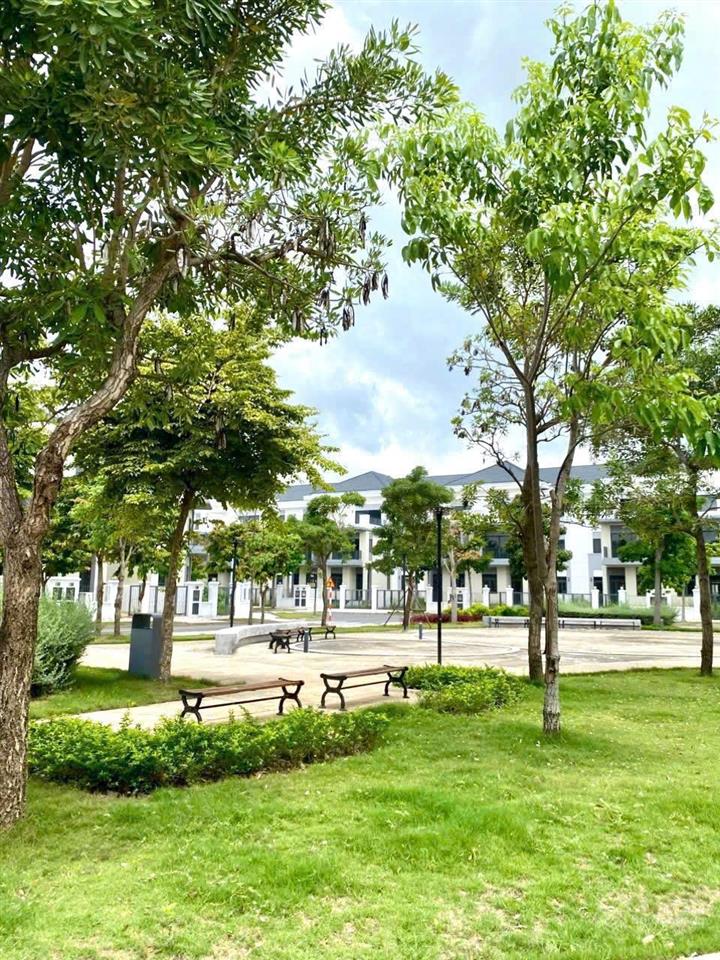 Bán nhanh căn biệt thự song lập đối diện công viên giá tốt thị trường. giá chỉ 8,5 tỷ chưa vat.