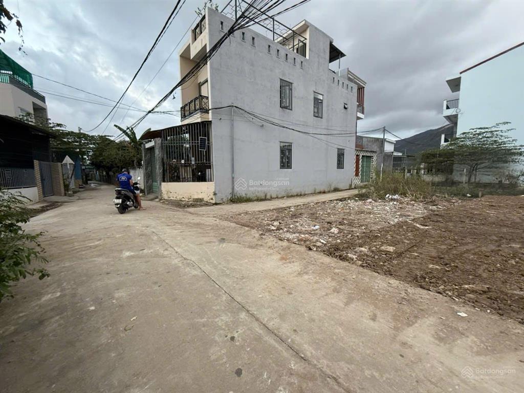 Cần bán lô góc xã vĩnh trung dt 100,4m2 full đất ở, đường ô tô, kdc đông đúc, sẵn sổ, giá 1,7 tỷ