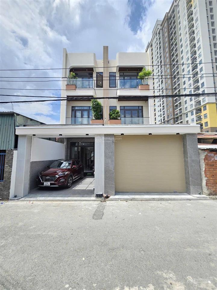 Nhà mới 3 tầng p. đông hoà. sổ hoàn công. dt 137.5m2. gồm 4pn 5wc. sân xe hơi. đường 6m thông.