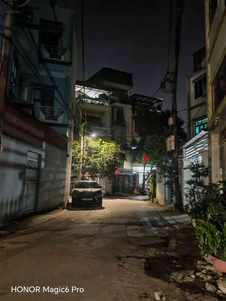 Nhà 9 tỷ 46m ô tô đỗ cửa,Thạch Bàn Long Biên,sổ đỏ đầy đủ