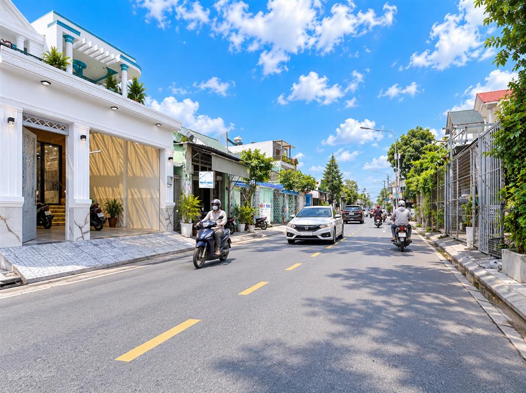 Nhà mặt tiền đào tông nguyên, 5x23m, giá 10,9 tỷ. nhà đẹp 3 tầng đầy đủ nội thất