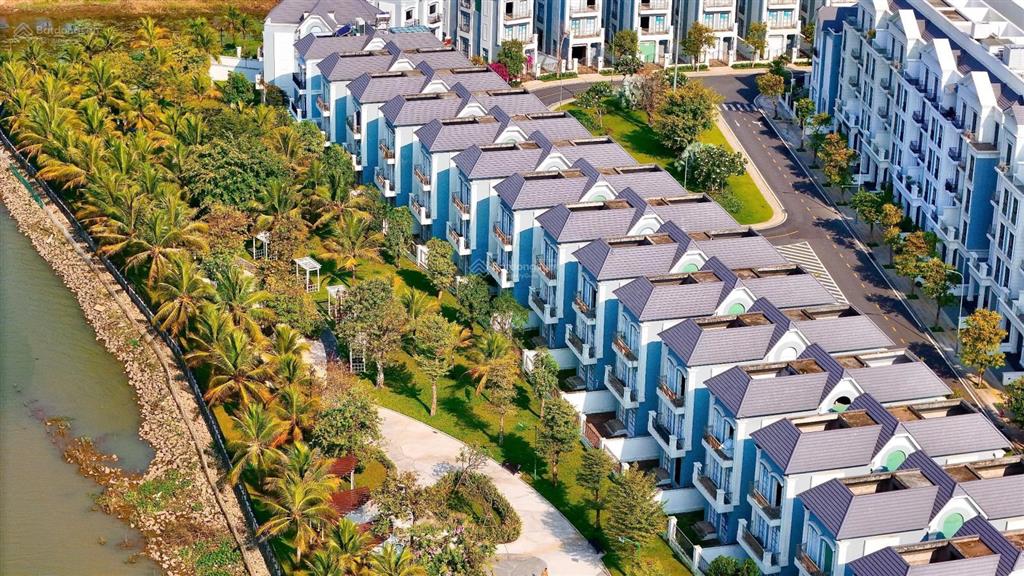 Bán biệt thự đơn lập view hồ gần bến du thuyền giá chỉ 35 tỷ bao hết