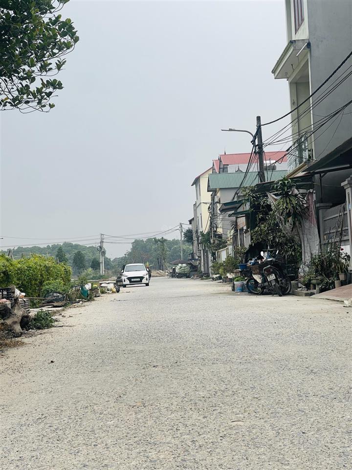 Lô góc. mặt tiền rộng. đường trước nhà thông ô tô tránh nhau. nguyên khê, đa hn.