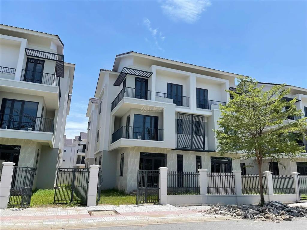 Bán biệt thự song lập 180m2 trong khu đô thị singgapor, vị trí đẹp, giá cực tốt .