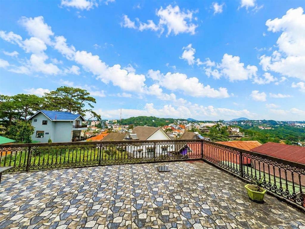 Bán khuôn viên đất và villa 2 mặt tiền đường 3/4 view rừng thông vĩnh viễn