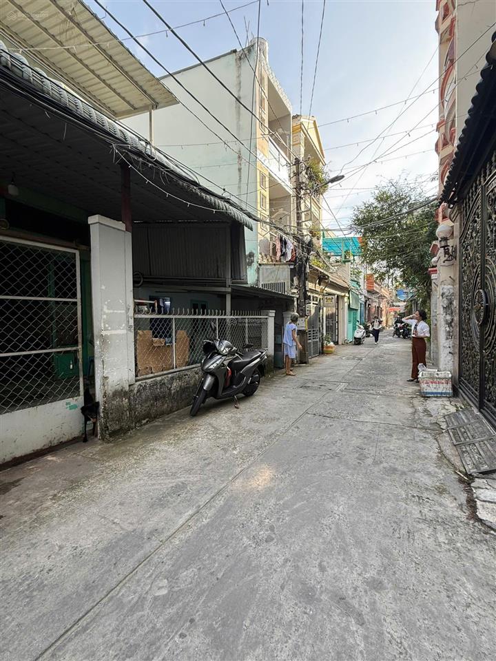 Chỉ 7 tỷ hơn giá đầu tư giáp quận 5, dt 121m2 ngang gần 10m hẻm 5m ô tô 7 chỗ tới nhà