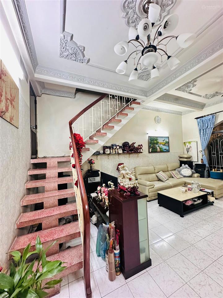Hàng đầu tư 1 đời chủ nhà 2 tầng cách ga metro vài bước chân dt 111m2 ngang 5 vuông a4.