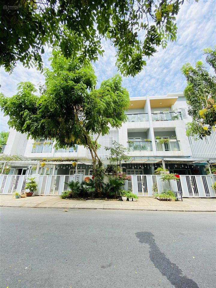 Giá tốt nhà mega village 75m2, đầy đủ nội thất, 1t 2l, 3pn 3wc, sân oto, sổ hồng, an ninh