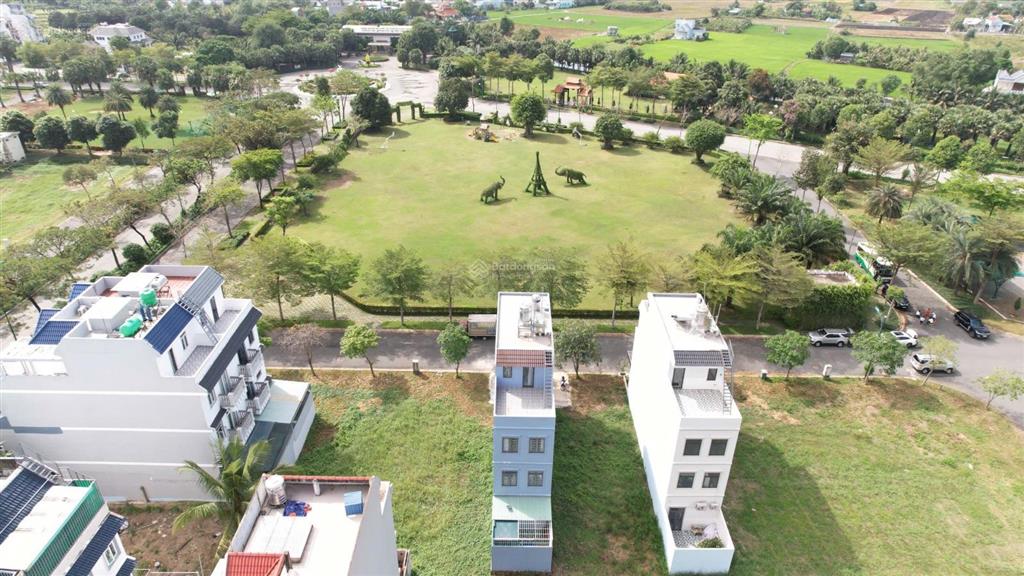Bán nhà kđt năm sao cần giuộc, dts 279m2, giá 4,3 tỷ. 0931 112 ***