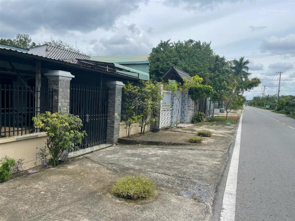 Bán lô đất đẹp hai mt đường đỗ đăng tuyển gần chợ lô 6, khu dân cư sầm uất, đường xe container